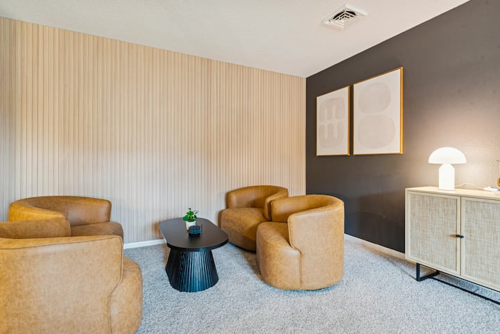 Sleeps 16 Retreat | Hot Tub | Firepit | Arcade - Toledo, OH