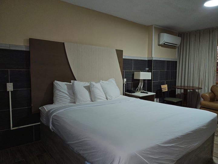 Long Term Weekly Rental. $350.00 + Tax For7 Nights - Springfield, IL