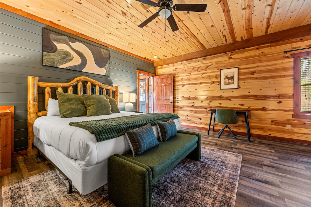 Спална соба 1 со луксузен душек и посебен простор за работа 