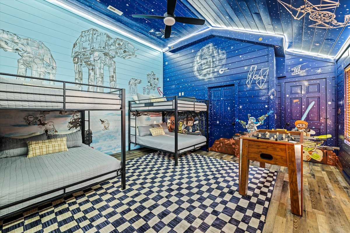 Спијте меѓу ѕвездите во оваа соба инспирирана од Лего и „Војна на ѕвездите“ со удобни брачни кревети 