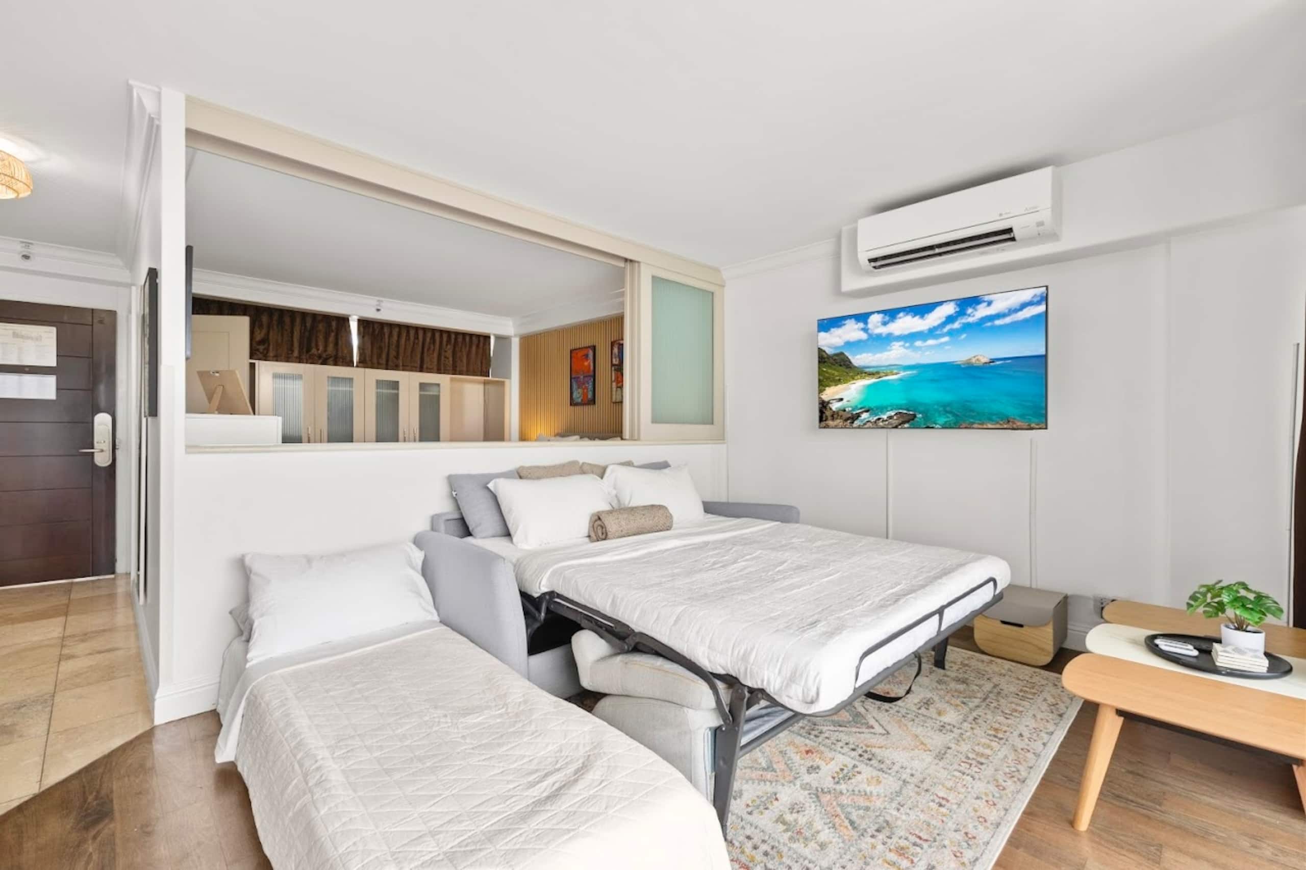 Cozy & Beautiful 1-BR on Beachwalk-Waikiki Beach~ - Image 2