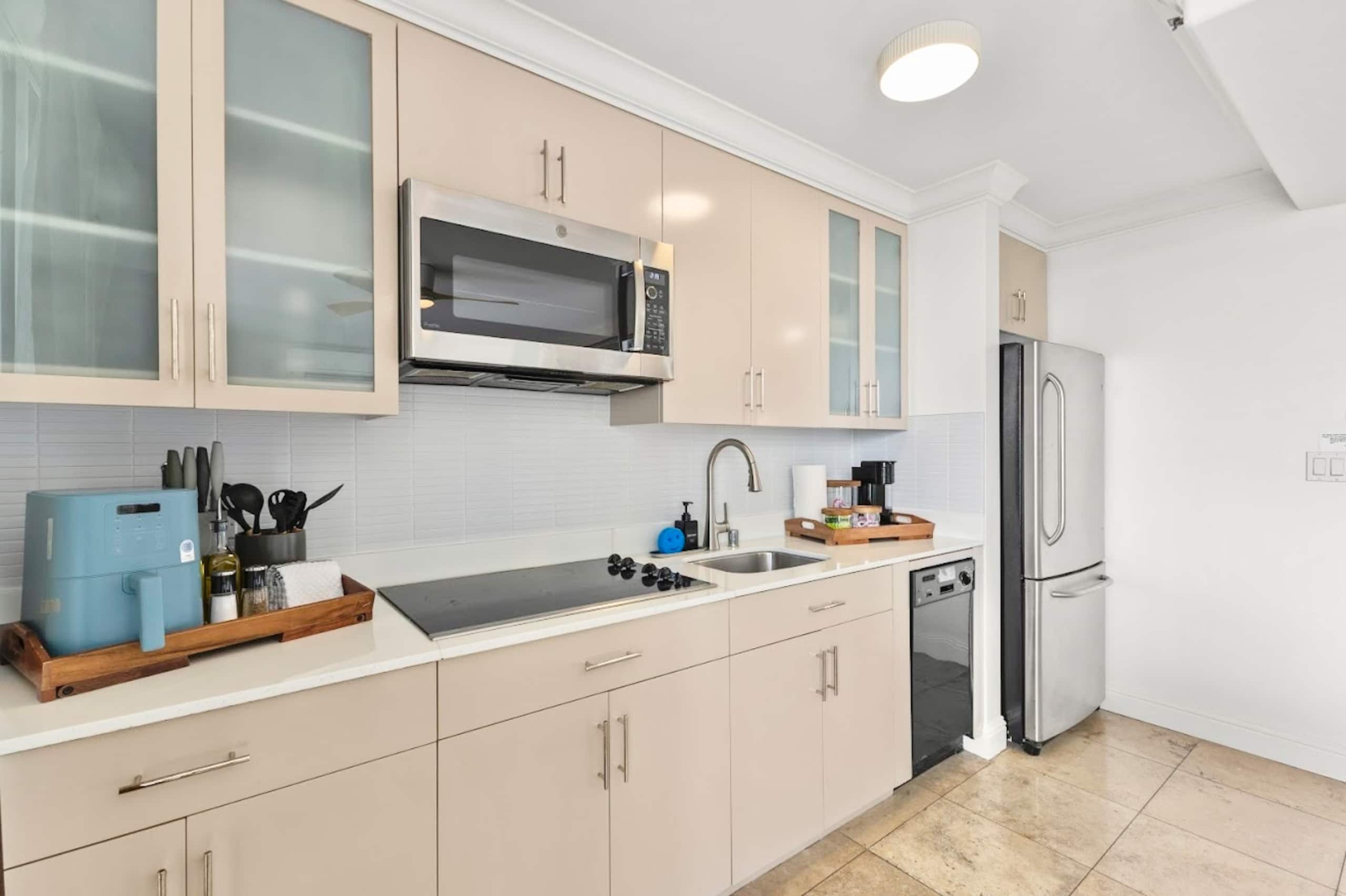 Cozy & Beautiful 1-BR on Beachwalk-Waikiki Beach~ - Image 13