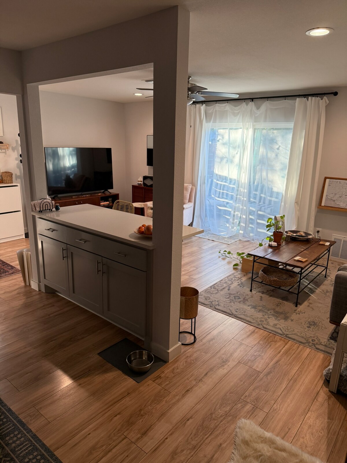 2 bedroom condo in South Austin with free parking.