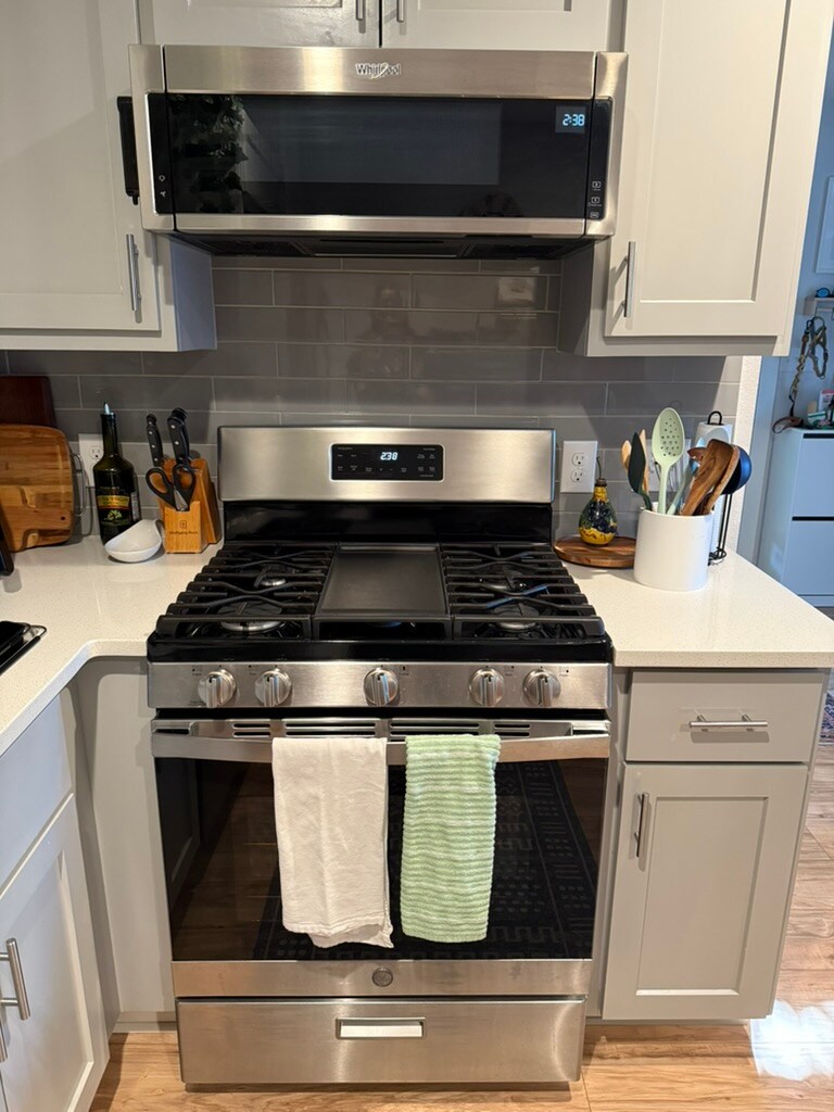 2 bedroom condo in South Austin with free parking.