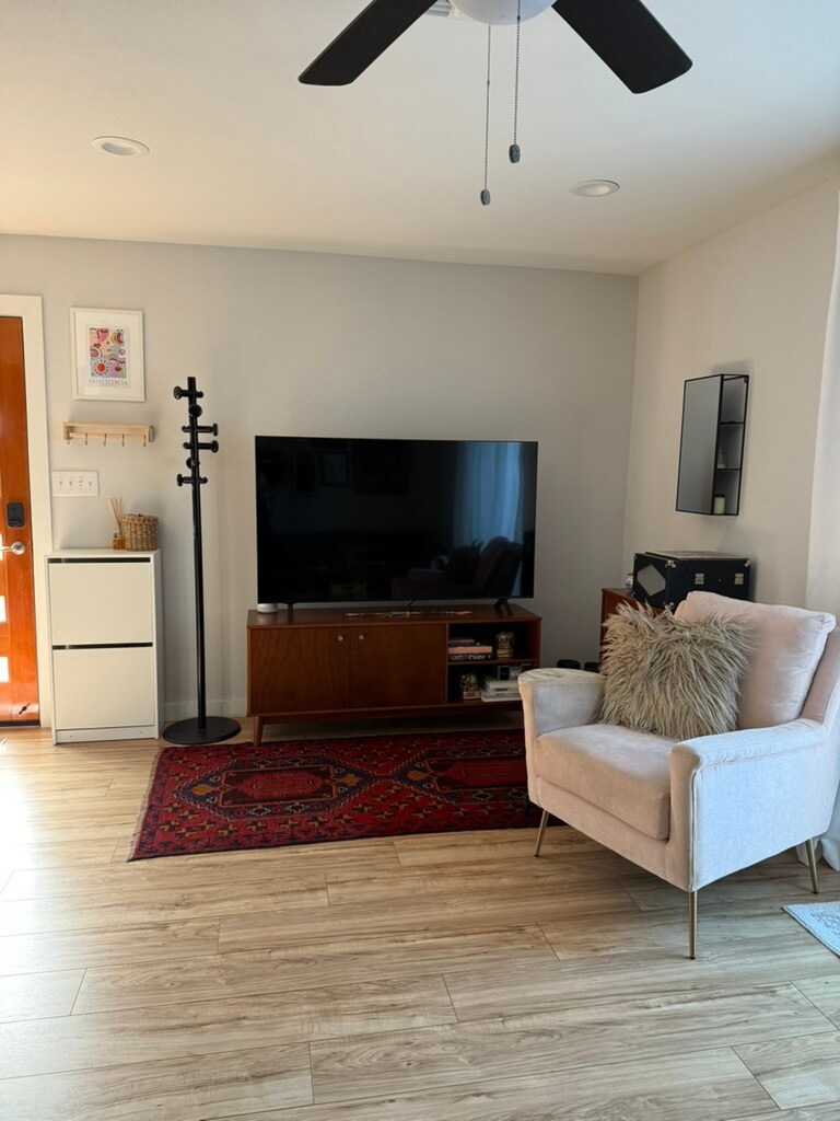 2 bedroom condo in South Austin with free parking.