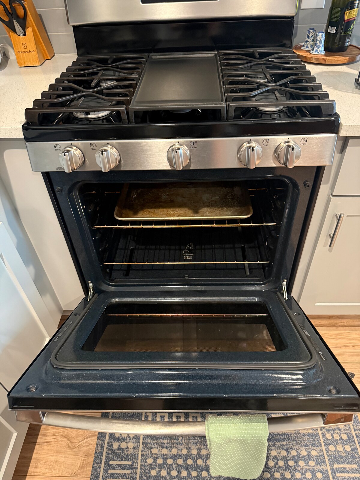 2 bedroom condo in South Austin with free parking.