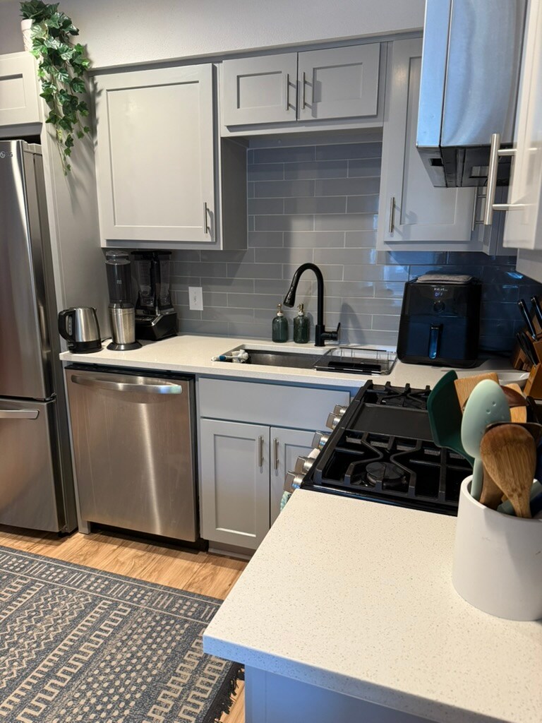2 bedroom condo in South Austin with free parking.