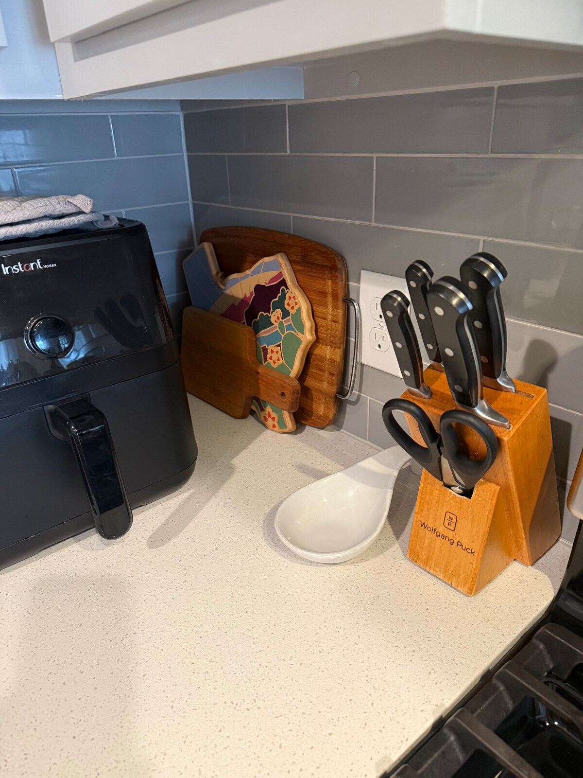 2 bedroom condo in South Austin with free parking.