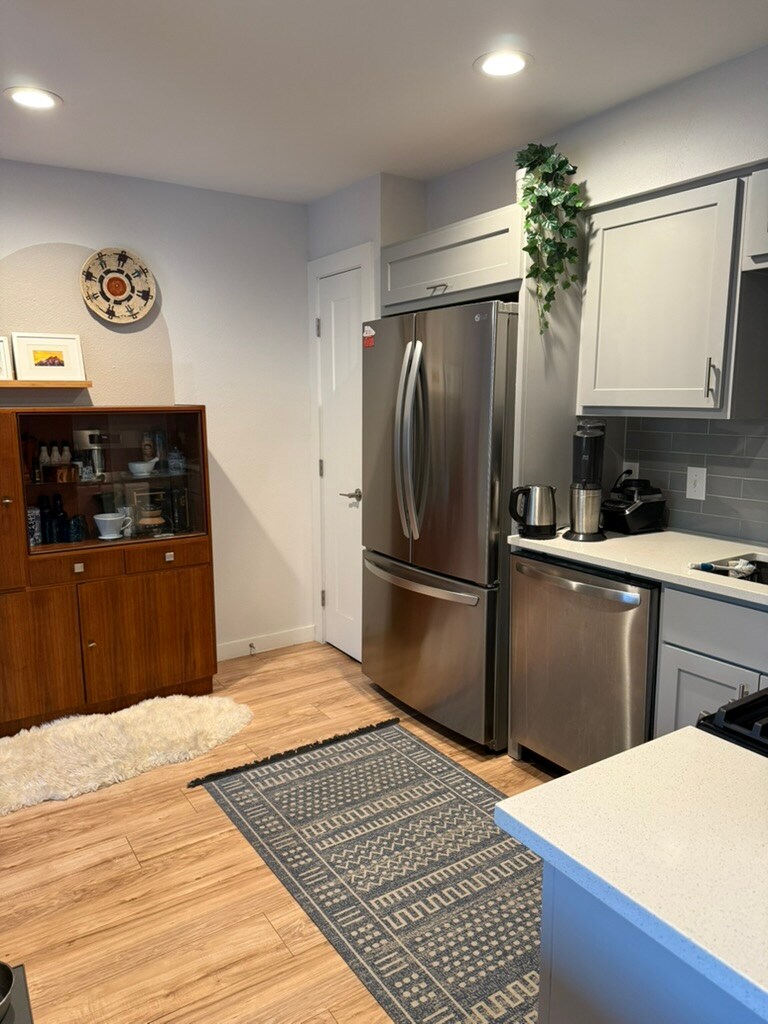 2 bedroom condo in South Austin with free parking.