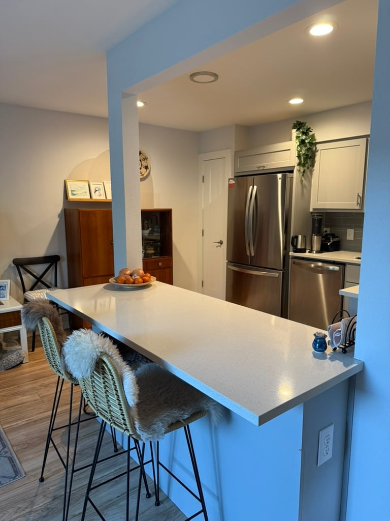 2 bedroom condo in South Austin with free parking.