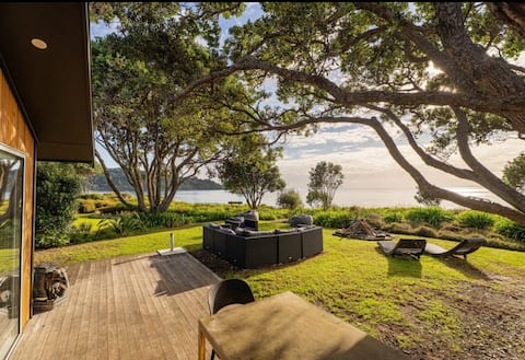 Pohutukawa Beachfront