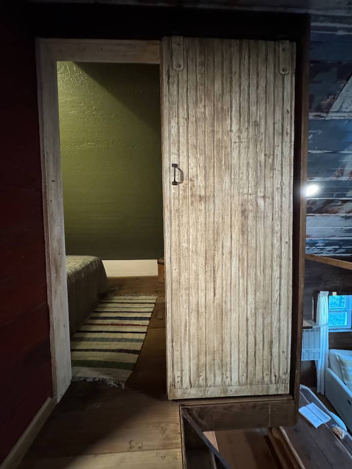 Това е входът към малката втора спалня в лофта. Има наклонени тавани.