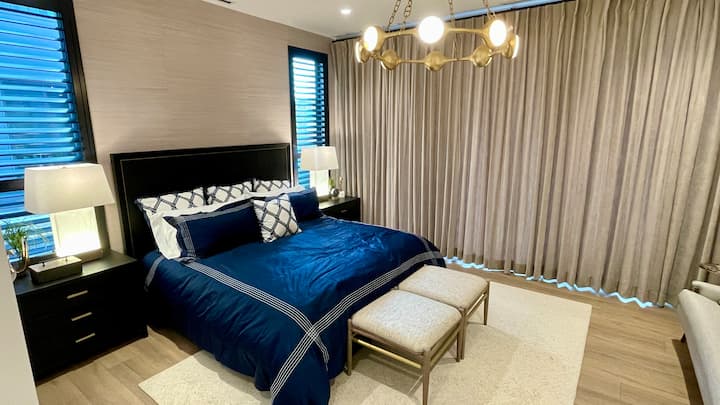 Izravan pristup terasi kroz klizna vrata.  Kapci i zavjese za zamračivanje omogućuju privatnost. 