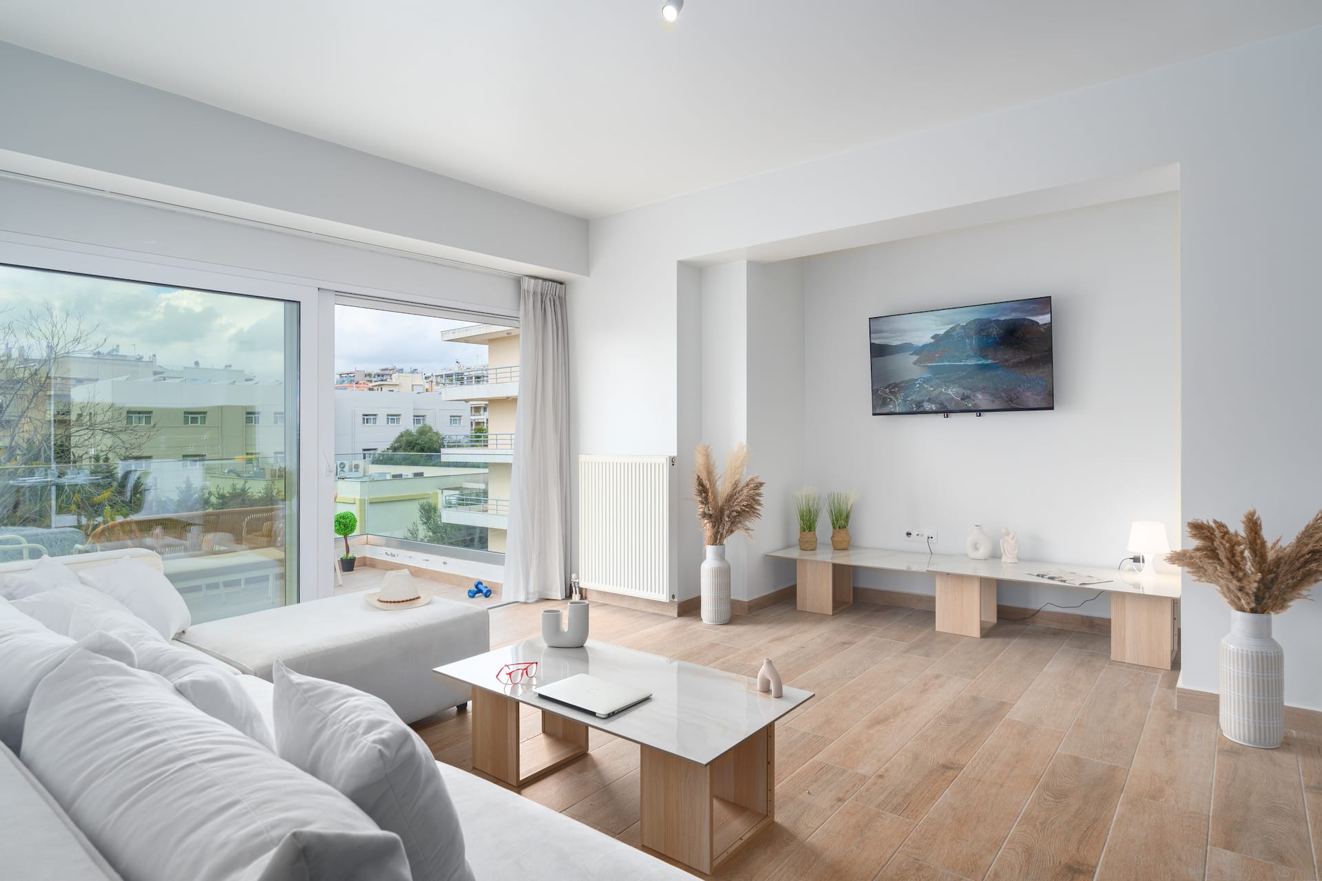 Pool Residence M16 — living room and dining