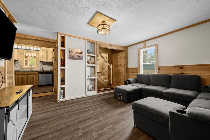 Cozy Cabin Feel • Large Yard • Dog Friendly • Bar - Oakdale, PA