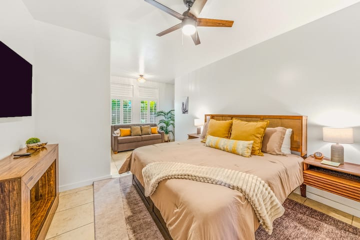 King Suite 4: בחדר יש גם ספה נפתחת קווין סייז, מיטה נפתחת יחיד וחדר אמבטיה פרטי