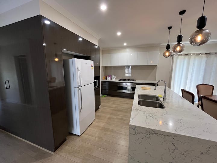 Modern 4br Home | King Ensuite Burnside Near Parks - Caroline Springs