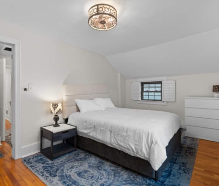 Pohodlná manželská posteľ s úložným priestorom pod posteľou, šatníkom, komodou a šatníkom