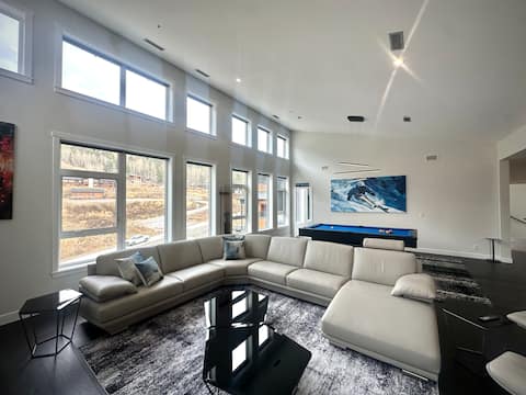 Spectacular Sun Peaks Penthouse, Ski-in/Ski-Out
