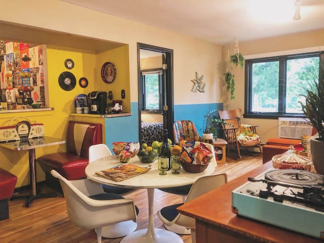 Cedar Lake Beach – Retro Vintage Apartment