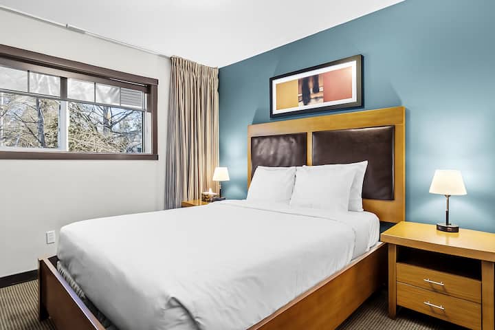 Mobiliado com uma confortável cama queen size, guarda-roupa e televisão de tela plana.