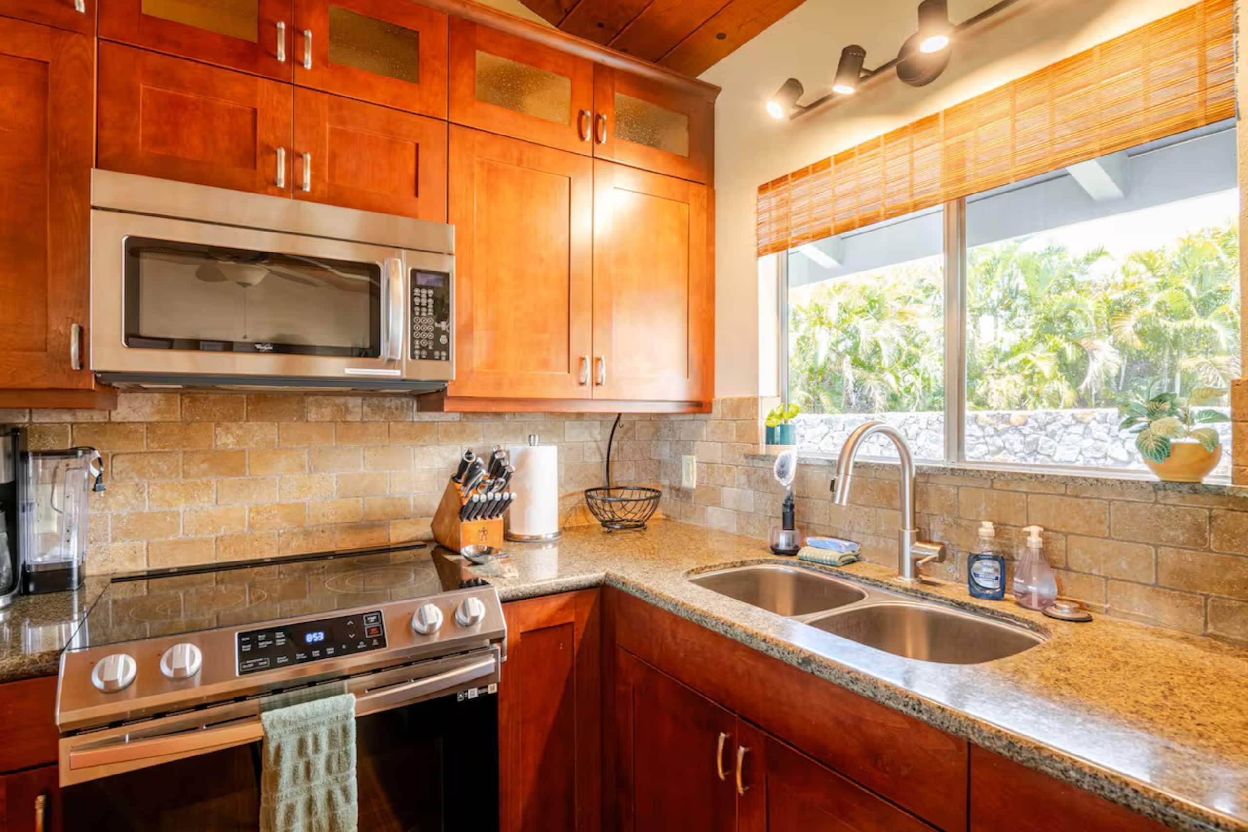 Home in Kailua-Kona · ★4.94 · 3 bedrooms · 3 beds · 2 baths - Image 8