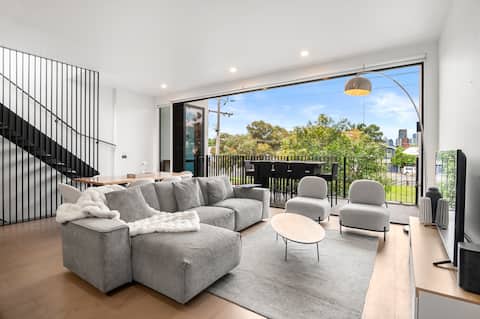 Spacious Luxe 3BR Glasshouse Beachside Getaway