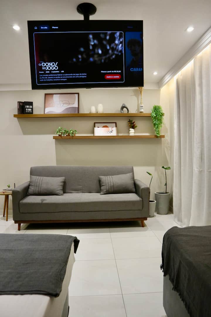 Divan krevat me TV rrotullues