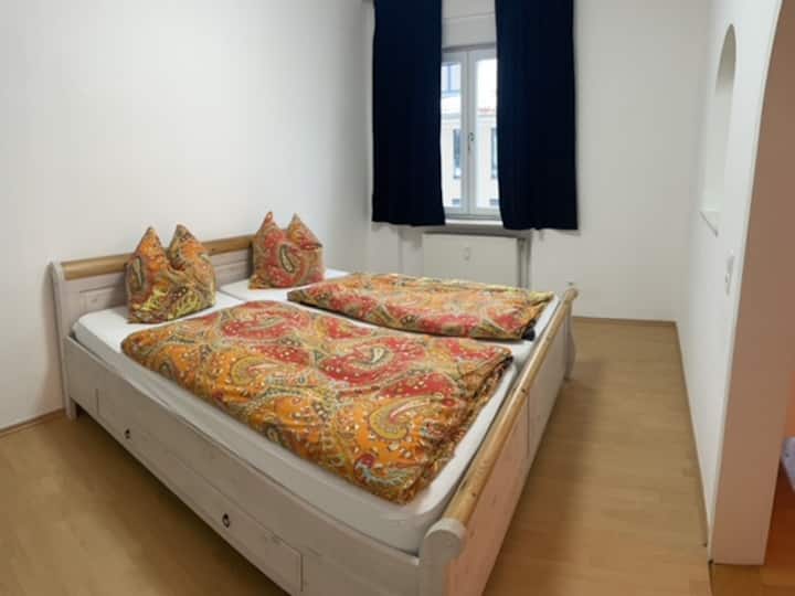 Në apartamentin në katin e 2-të ngjitur me dhomën e ndenjjes