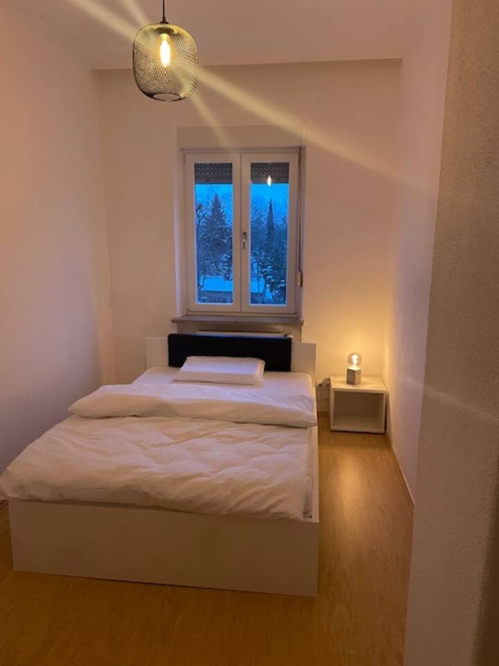 Dhoma e dytë e gjumit në apartament në katin e dytë është shumë e qetë.
Krevat 1.40 m i gjerë