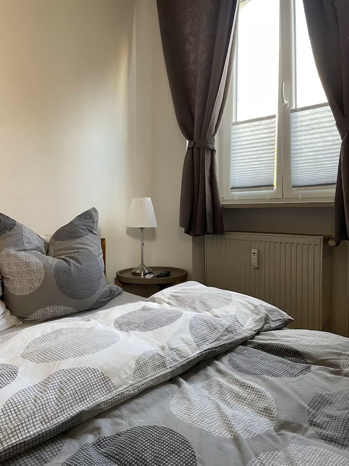 Dhomë gjumi në katin përdhes të shtëpisë kryesore "Little" 
Përballë apartamentit kryesor me dhomat e gjumit 1-3.
Ventilator tavani dhe televizor