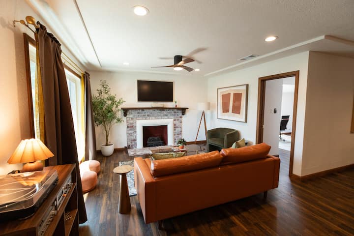 Stay Awhile! 3 Bed 2 Bath Home Near Fresno High. - Fresno, CA