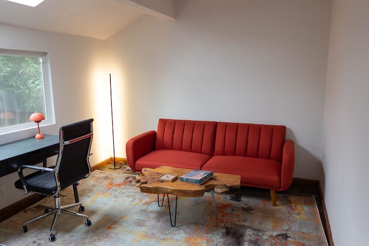 Hapësirë zyre me një divan për fjetje shtesë (1 vizitor).