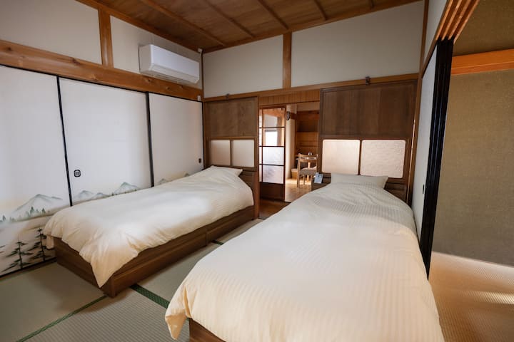 シングルベッド２台の寝室。
コアラマットレスPLUSとふわふわコアラ掛け布団で、家族やご友人同士でも心地よく過ごせる空間です。