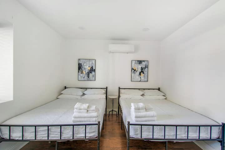 Amplio dormitorio doble diseñado para la comodidad y la relajación.