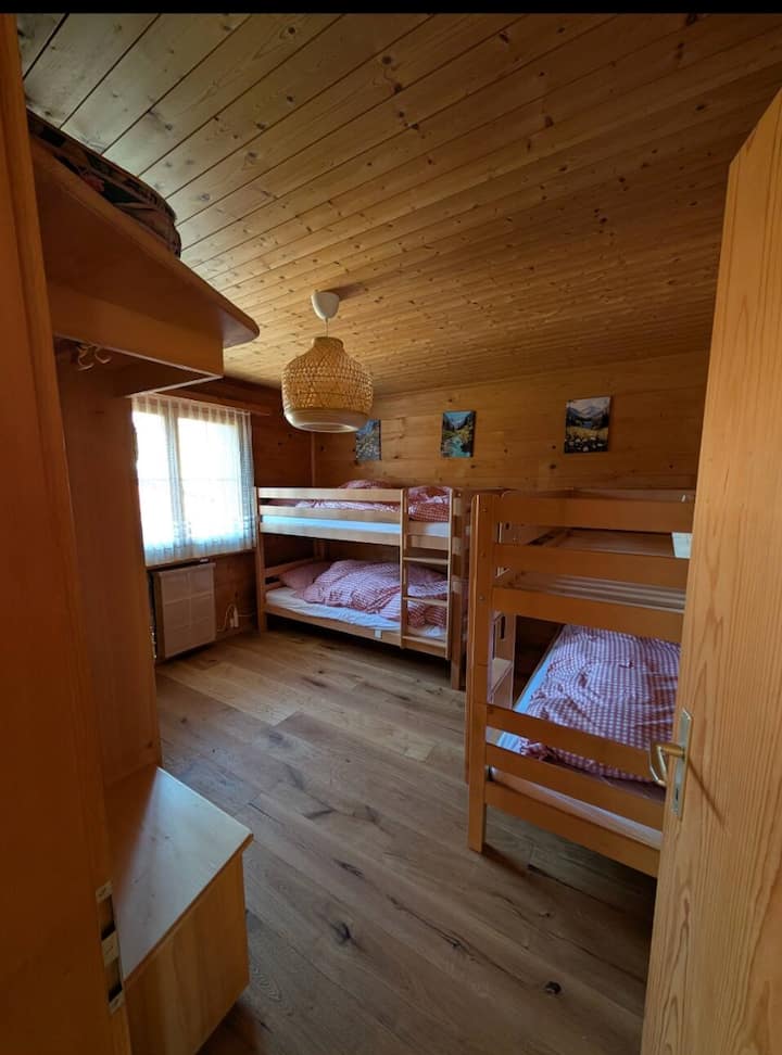 Druhá spálňa má dve poschodové postele a množstvo úložného priestoru.