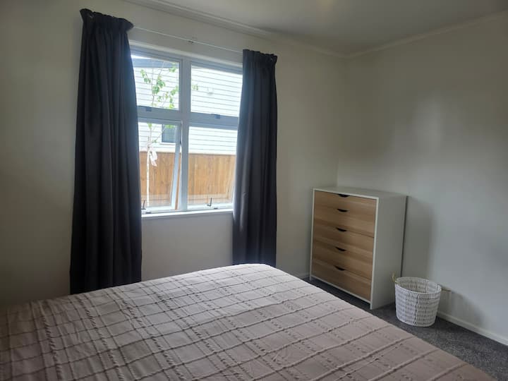 استمتع بالراحة في غرفة النوم رقم 1 مع سرير بحجم كوين ممتاز مغطى بأغطية فاخرة 500 خيط. يتم توفير الكثير من التخزين من خزانة الملابس والخزانة. سيجد الضيوف أيضًا شماعات معاطف وحامل حقائب مريح، مما يضمن إقامة مرتبة ومريحة.