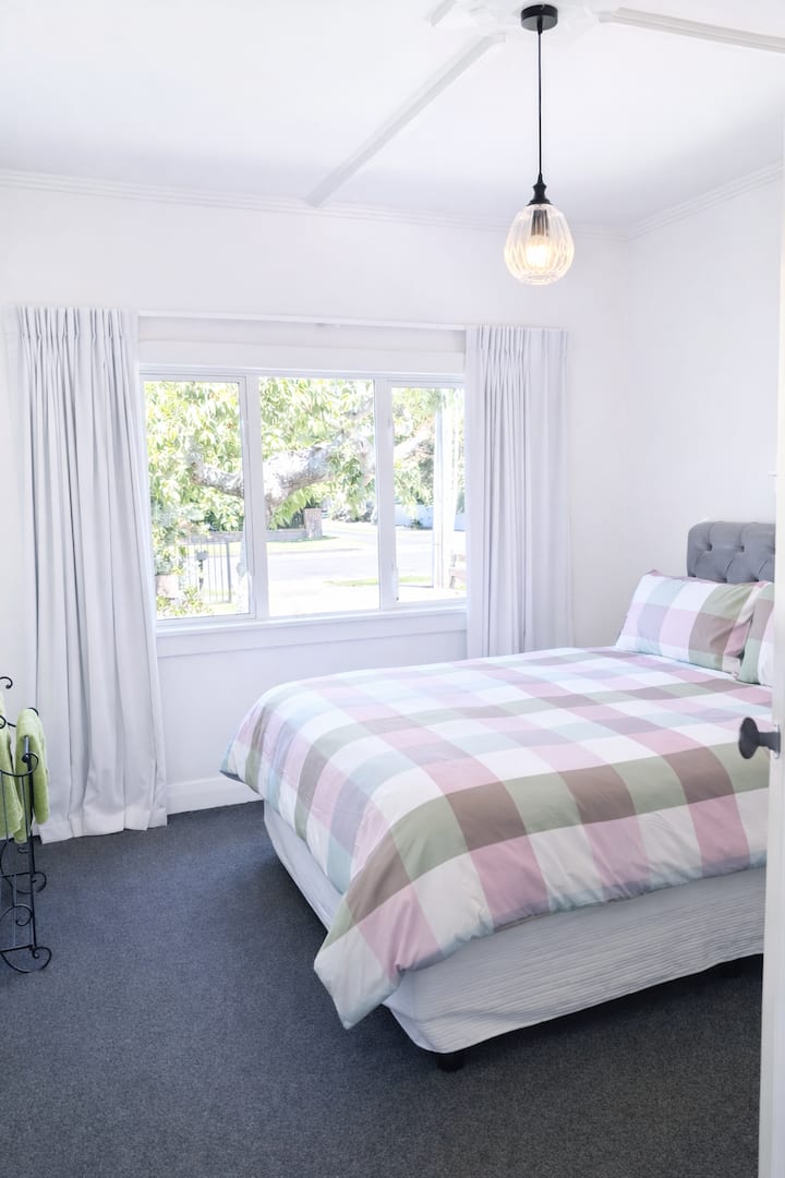 ห้องนอนที่ 1 มีเตียงควีนไซส์ที่สะดวกสบายพร้อมผ้าปูที่นอนคุณภาพดี ทำให้เป็นพื้นที่ที่สงบและผ่อนคลาย มีสไตล์อย่างพิถีพิถันและเต็มไปด้วยแสง เป็นสถานที่พักผ่อนที่สมบูรณ์แบบสำหรับการนอนหลับที่ดี