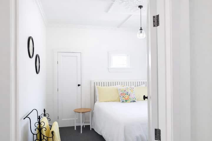 ห้องนอนที่ 2 มีสไตล์และเงียบสงบ มีเตียงควีนไซส์พร้อมผ้าปูที่นอนคุณภาพและบรรยากาศที่สว่างและเงียบสงบที่ออกแบบมาเพื่อความสะดวกสบายและการพักผ่อน