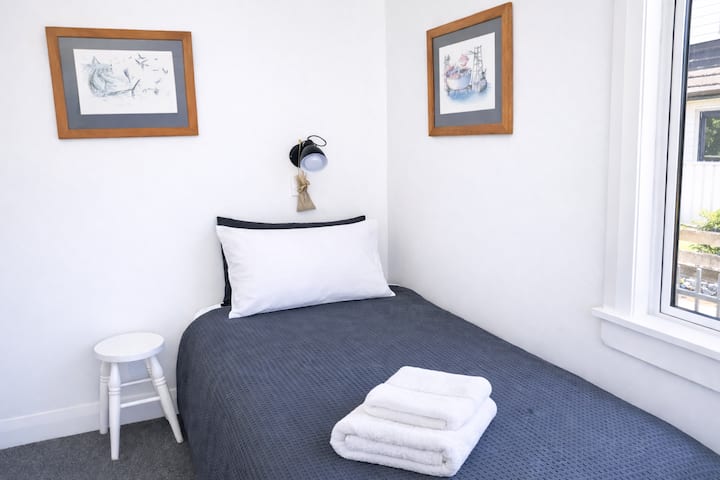 ห้องนอน 3 มีเตียงคิงไซส์ที่สะดวกสบายพร้อมผ้าปูที่นอนคุณภาพดี มีพื้นที่สว่างและอบอุ่น เหมาะสำหรับเด็ก วัยรุ่น หรือผู้เข้าพักคนเดียว