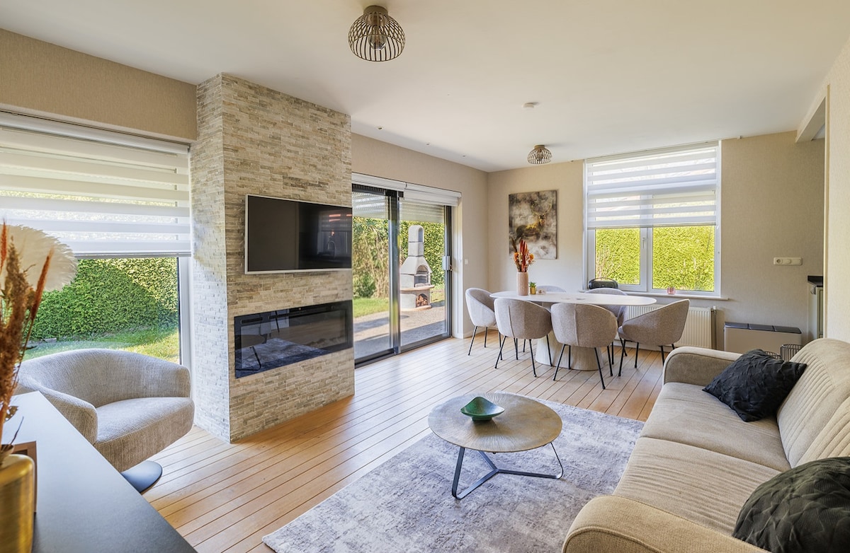 Popular Airbnb listing: Het Gouden Hert | Luxurious vacation home by the forest in Wijk 01 Bosgebied En Krachtighuizen