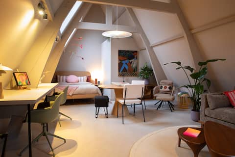 Top Airbnb: The Painter's Loft – sleeping among the art. in Binnenstad