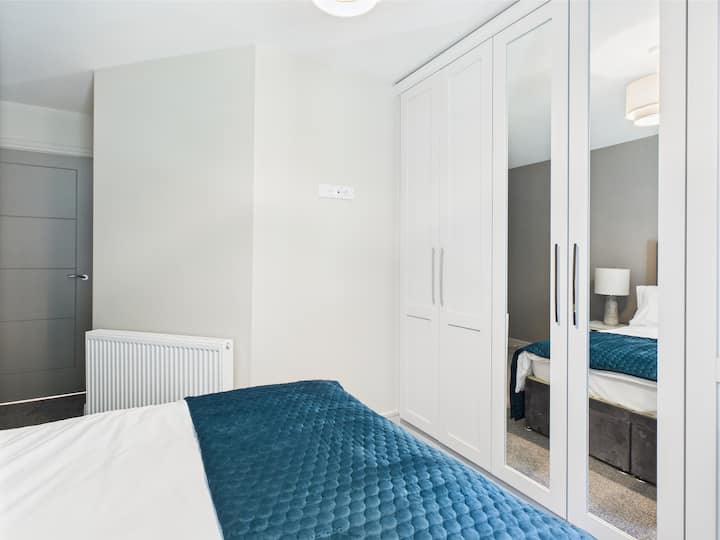 תוכלו להירגע בחדר השינה, מקום מפלט שקט שנועד למנוחה ופרטיות, עם מיטה נוחה ומשטחים ליד המיטה בהישג יד. ליהנות משינה עמוקה ומבוקרים נעימים שעוזרים לכם להיטען במלואם בזמן השהייה בבלפסט.