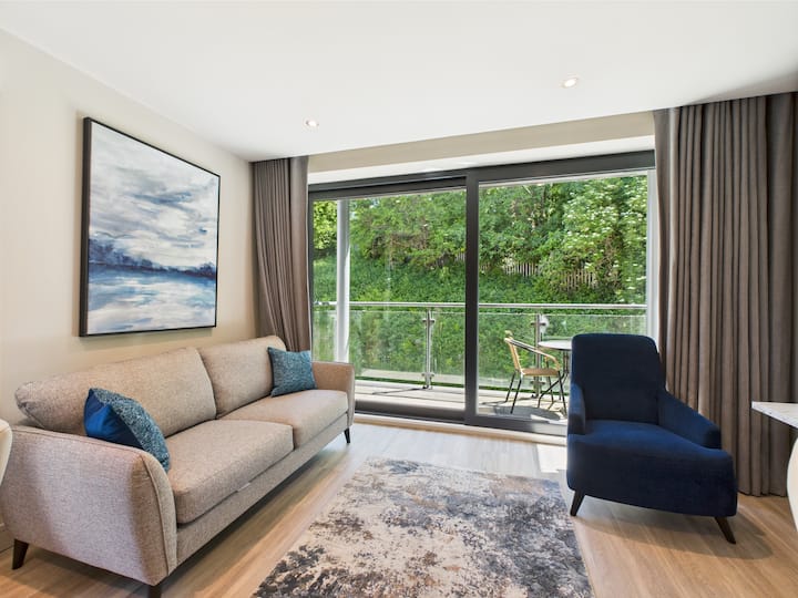 Amazing 2br | Sleeps 4 |Cozy Balcony - George Best Belfast City Airport (BHD)