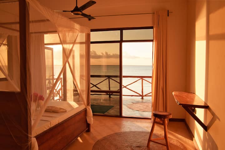 ยินดีต้อนรับสู่ห้องนอน 1 ชื่อโอเชียน
เพลิดเพลินกับความใกล้ชิดของทะเลและวิวที่น่าตื่นตาตื่นใจจากเตียงของคุณ! ดื่มด่ำกับสระว่ายน้ำขนาดเล็กของคุณเองและชมวิวทะเลจากโซฟาใต้น้ำในสระ!