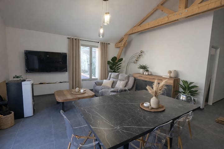 Grange Rénovée Avec Garage Fermé - France