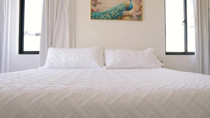 Dormitorio moderno con tonos suaves que invitan al descanso.