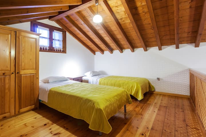 หากต้องการไปยังห้องใต้หลังคา คุณต้องขึ้นบันได 10 ขั้น 