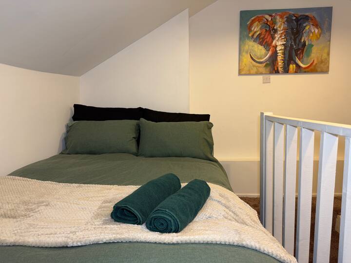 Me një krevat dopio të rehatshëm me shtroja të buta dhe peshqirë të pastër, dhoma është përgatitur me kujdes për qëndrime të shkurtra dhe të gjata.