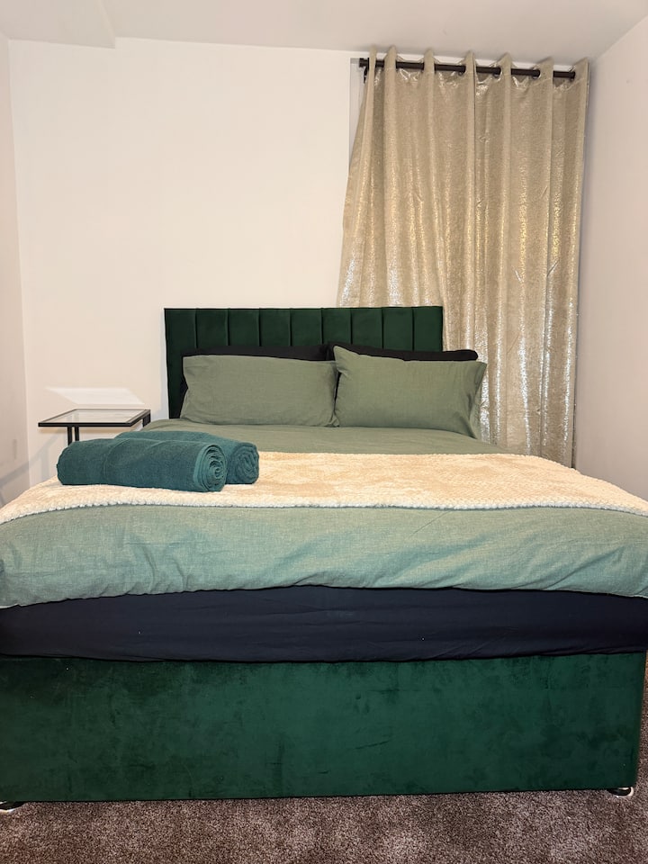 Kjo dhomë gjumi dyshe e paraqitur bukur ofron një hapësirë të rehatshme dhe çlodhëse për një gjumë të qetë.